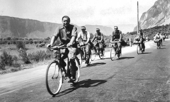 Deutsche Soldaten am Rad