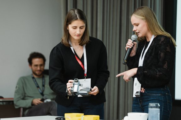 Studierende präsentieren ihren Prototypen