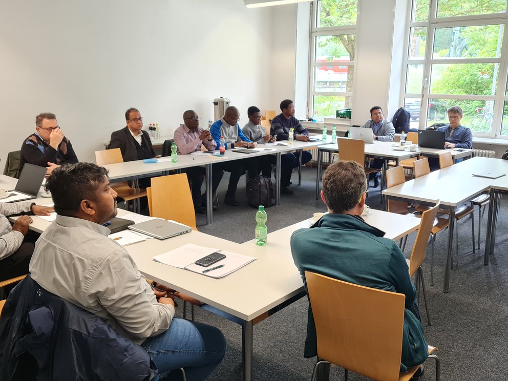 ein Konferenzraum mit Dissertanten