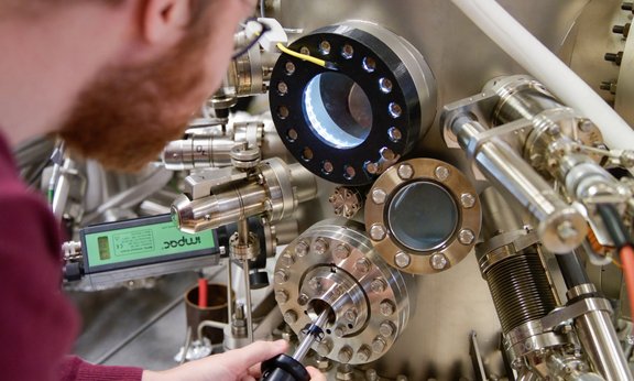 Ein Mitarbeiter bedient einen modernen Forschungs-Apparat