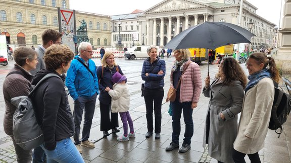Zu sehen sind die Mitglieder des Instituts für Praktische Theologie vor der Residenz in München.