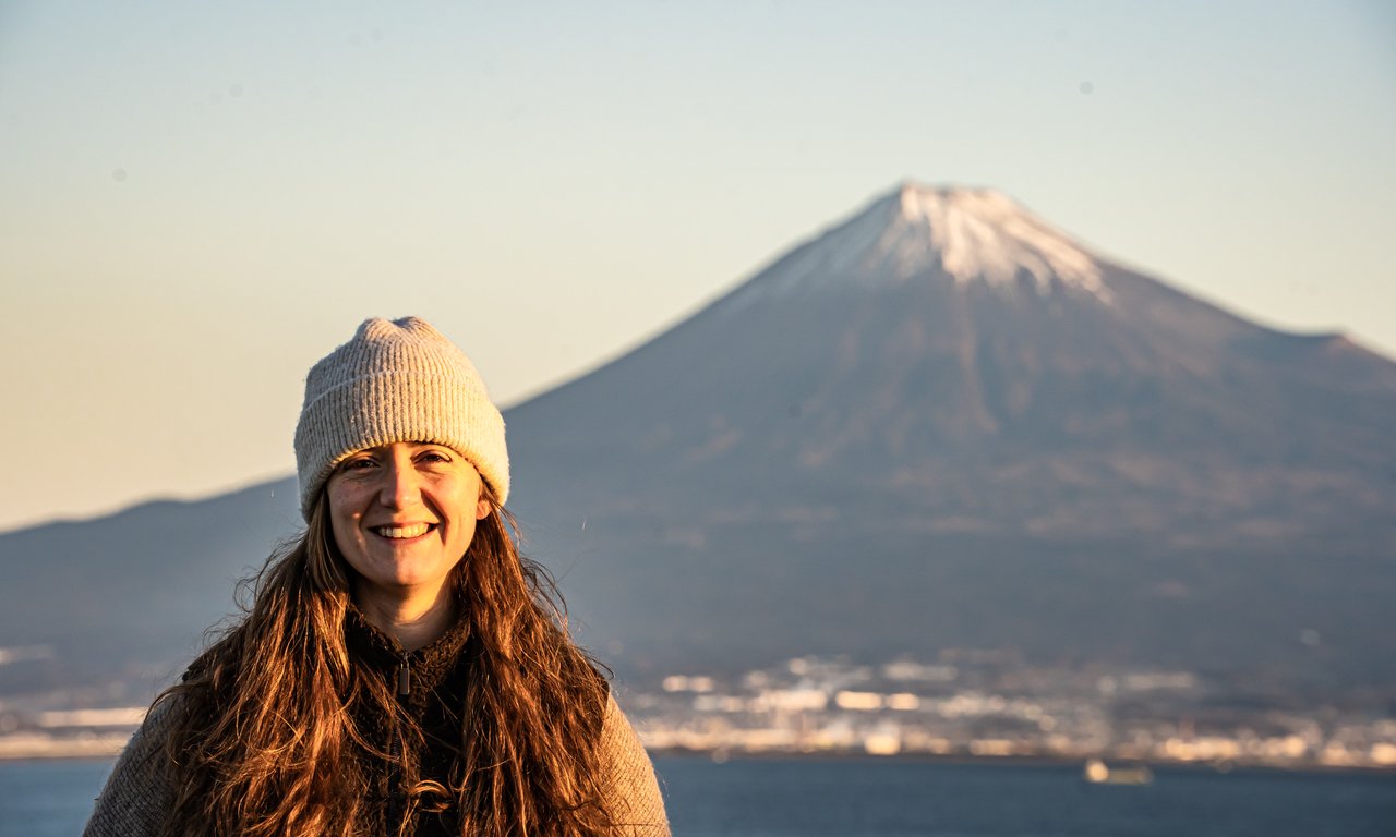 Auf dem Bild zu sehen ist Charlotte Pizer vor dem Berg Fuji.