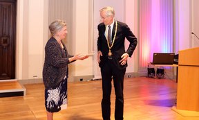 Rektor Tilmann Märk verlieh die Auszeichnung in Vertretung des Bundespräsidenten an Sybille Moser-Ernst.