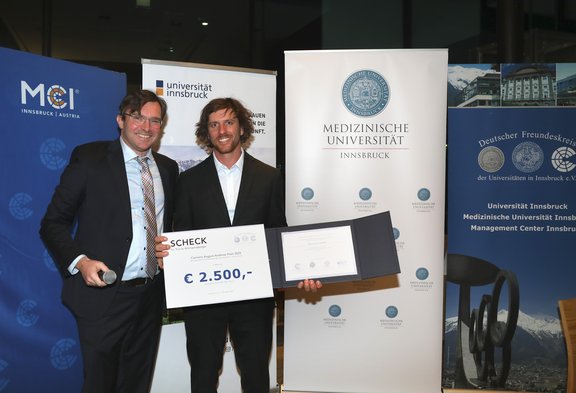 Zwei Personen mit Urkunde