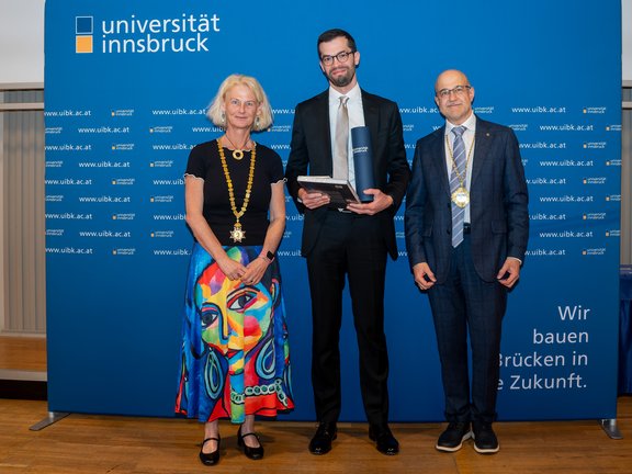 im Bild: Rektorin Veronika Sexl, Laerte Luigi Patera, Laudator Vizerektor Gregor Weihs