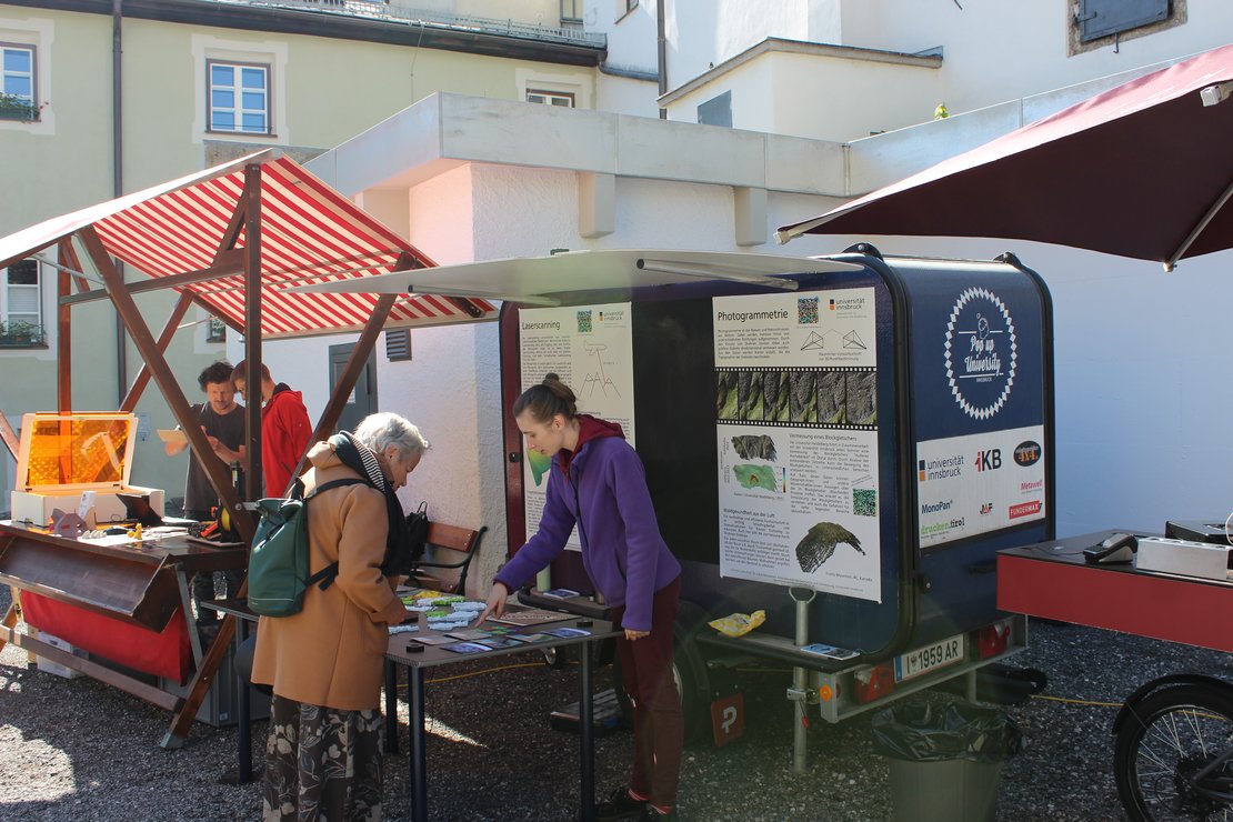Personen vor Messestand - Pop-up Uni