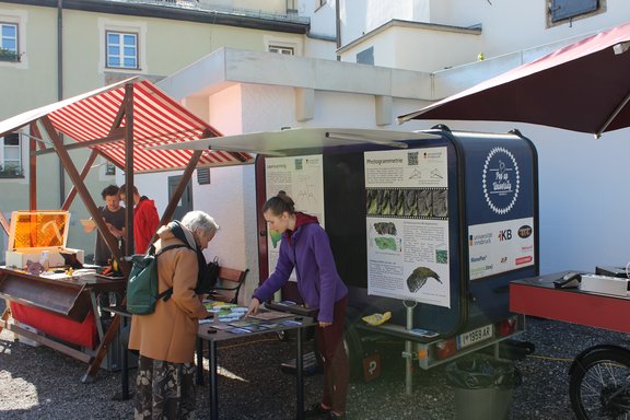 Personen vor Messestand - Pop-up Uni