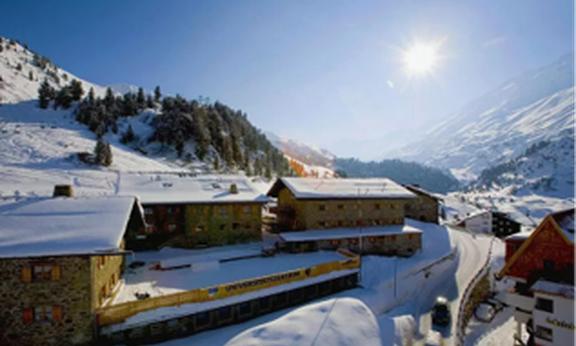 Universitätszentrum Obergurgl-3 houses with snow