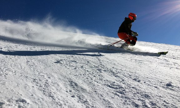 Skifahrer auf der Piste.