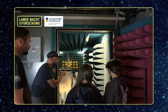 Forscher erklärt Besucherinnen die EMV-Kammer