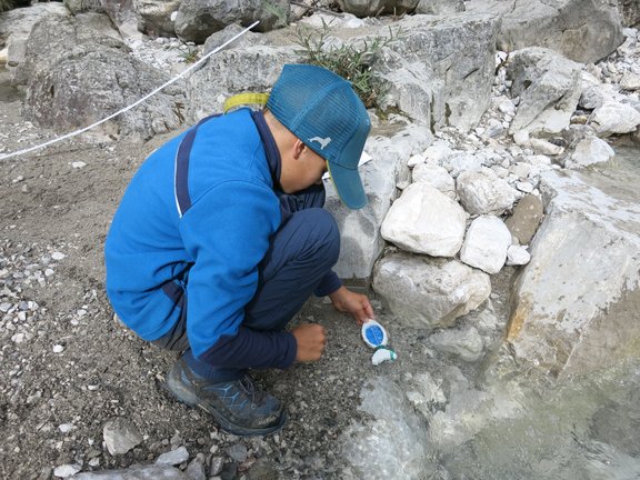 Ein Kind erforscht die Natur