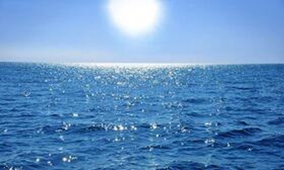 Strahlende Sonne über dem Meer