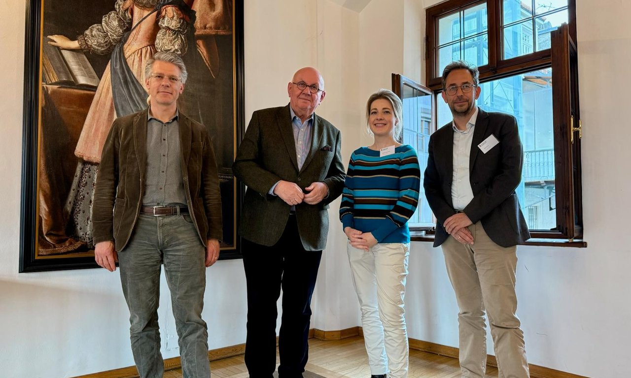 Vier Personen auf einem Gruppenfoto