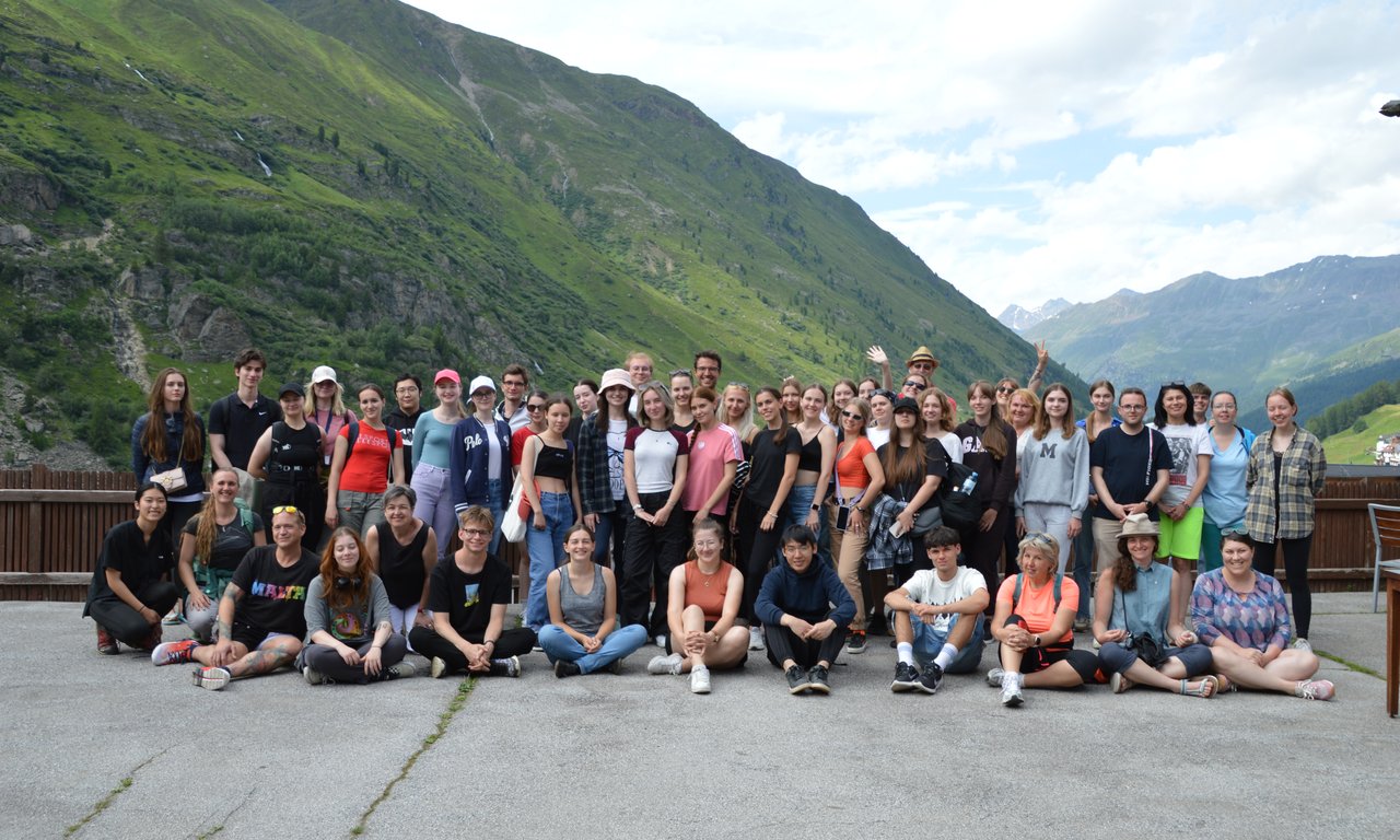 Ein Gruppenfoto mit den Teilnehmer:innen des Sommerkollegs