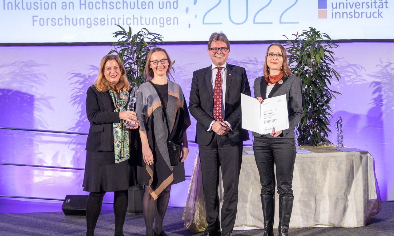 Bei der Preisbverleihung in Wien. v.l.: VR Anna Buchheim, Professorin und Entwicklerin von JADE Julia Brandl, Minister Martin Polaschek und Petra Eggenhofer-Rehart, ebenfalls Entwicklerin von JADE.