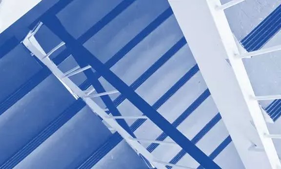 Bild von oben eines Treppenhauses in blauen Tönen