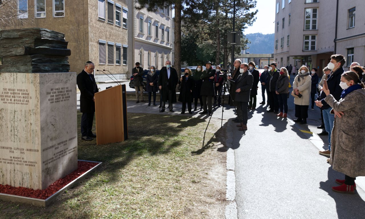 Die Denkstunde der Universitäten auf dem Gelände der Universitätskliniken.