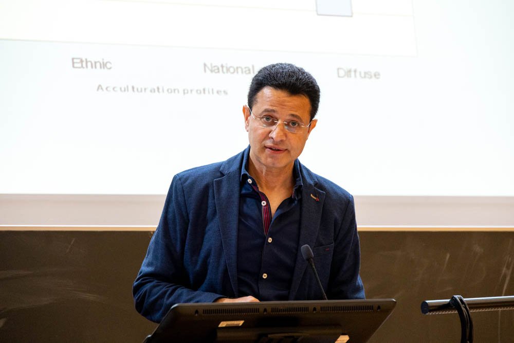 Hisham Abu-Rayya bei seinem Vortrag im HS 3 der SOWI