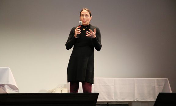 Eine Person spricht auf einer Bühne