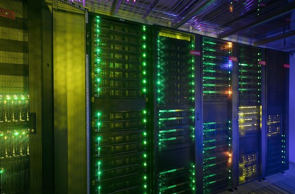 Nahaufnahme eines Supercomputers, man sieht blinkende Server-Racks.