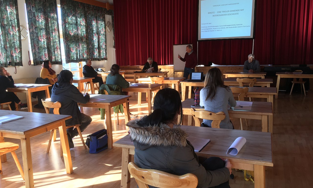 Germanistik-Studierende der Uni Innsbruck erhielten in Birgitz ein Briefing für ihr Textoptimierungs-Projekt.