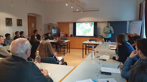 Thede Kahl bei seinem Vortrag über südslawische Enklaven im Banat