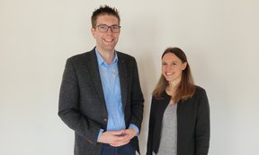 Zu sehen sind Professor Andree Burke und Universitätsassistentin Sarah Pieslinger.