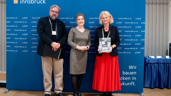 Laudator Dekan Dirk Rupnow, Marie-Luisa Frick, Rektorin Veronika Sex