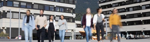 Studierende gehen über den Geiwi Vorplatz