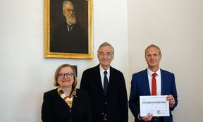 Übergabe des Bildes durch Rektor Tilmann Märk und Vizerektorin Ulrike Tanzer an Dekan Walter Obwexer.