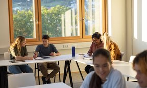 Studierende in einem Seminarraum