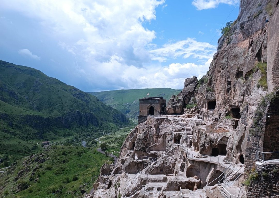 Blick auf in Stein gehauene historische Gebäude in Vardzia in Georgien.