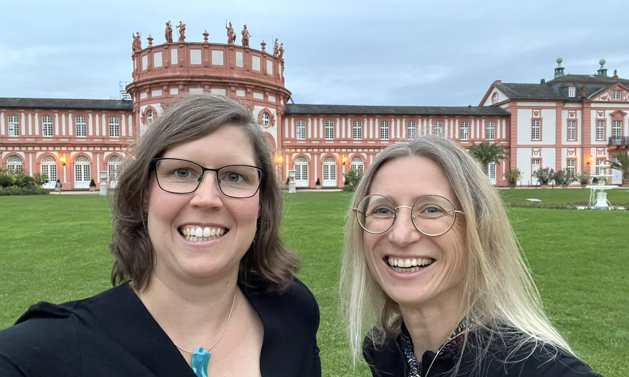 Joanna and Carina in front of a palace