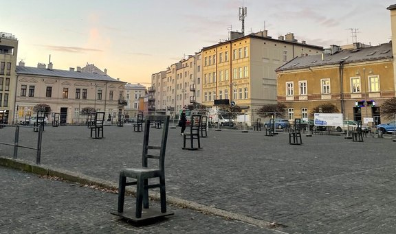 Foto des Platzes mit leeren Stühlen