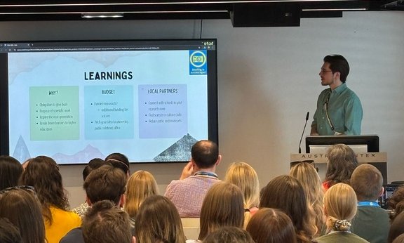 Vortrag auf einer Konferenz mit Vortragendem und Publikum