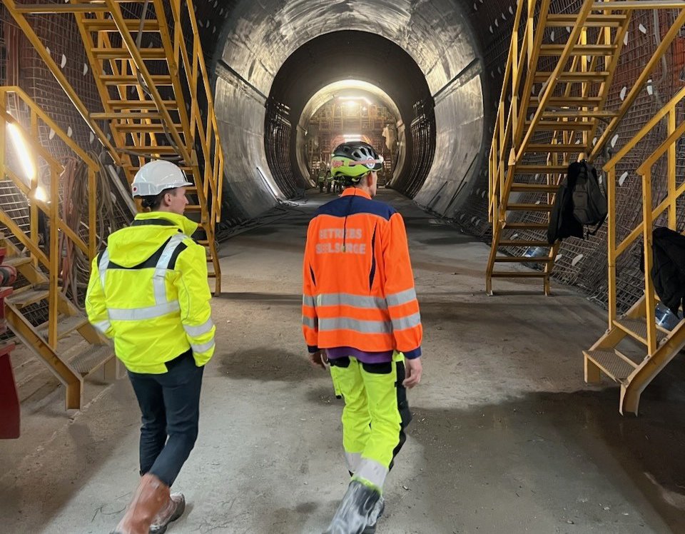 zwei Personen gehen in einen Tunnel