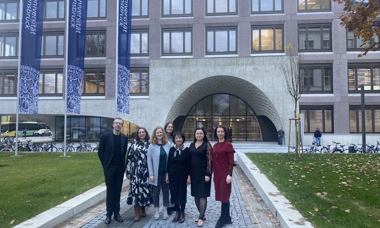 Sechs Personen stehen für ein Gruppenfoto vor dem Ágnes-Heller-Haus.