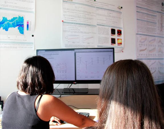 Teilnehmerinnen sitzen vor dem PC