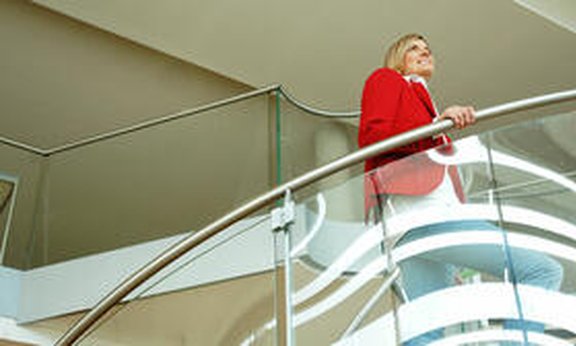 Frau steigt eine Treppe empor