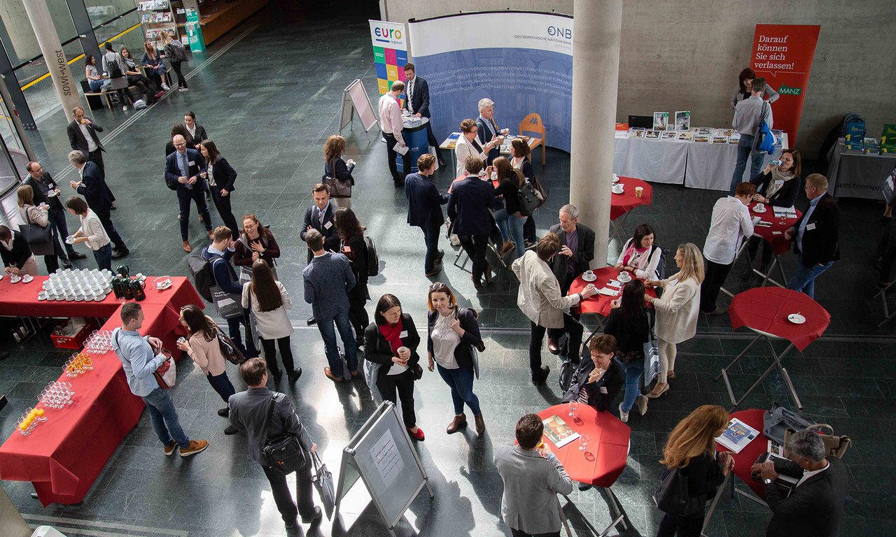 Ergänzend zum Kongress stellten auch die wesentlichen Schulbuchverlage Ihre neuesten Produkte im Foyer der SOWI vor.