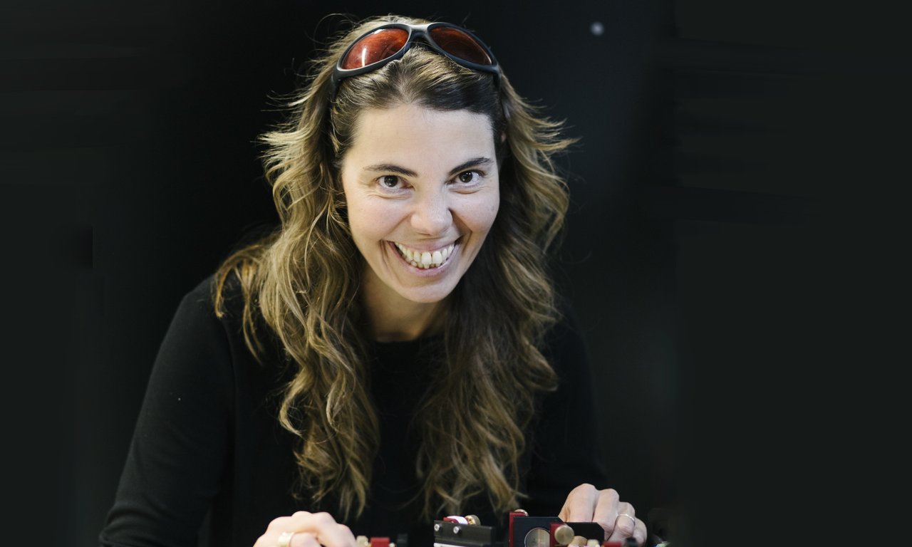Francesca Ferlaino in schwarzem Oberteil und mit Laborbrille in den Haaren blickt in die Kamera
