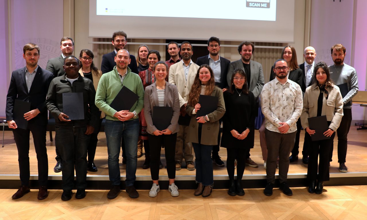 Gruppenfoto im vorderen Bereich der Aula.