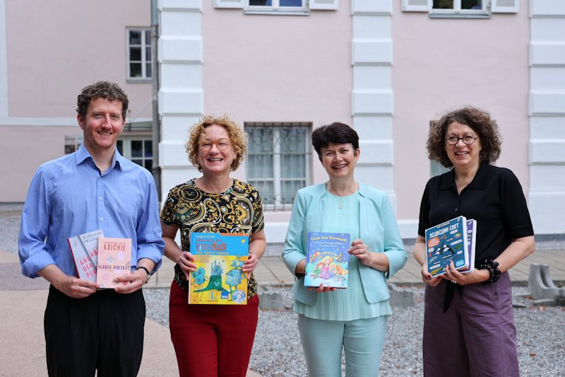 Auf dem Bild sind David Schranz, Monika Schneider-Jakob und Eva Ramminger sowie Elisabeth Rathgeb.