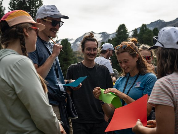 Studierenden tauschen sich aus