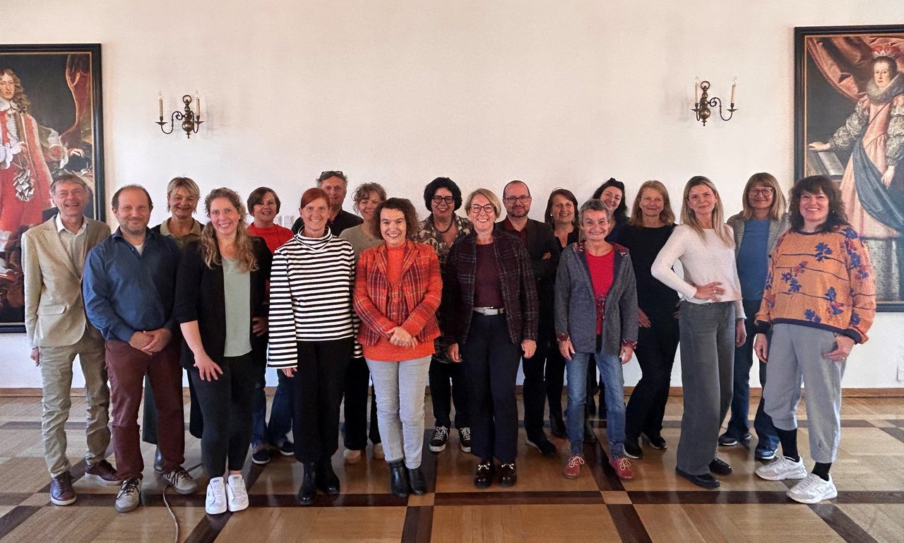 Die Teilnehmerinnen der Arbeitsgruppe „AG Uni International“ stehen zusammen. Sie trafen sich an der Universität Innsbruck.