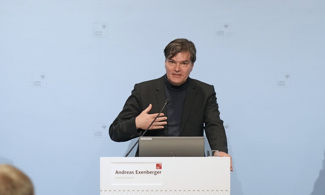 Andreas Exenberger an einem Rednerpult