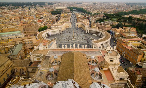 Luftansicht auf Rom, die Vatikanstadt im Vordergrund