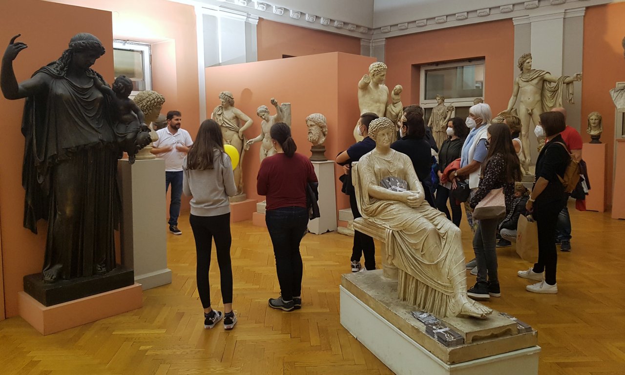 Menschen im Archäologischen Universitätsmuseum im Hauptgebäude der Uni Innsbruck.