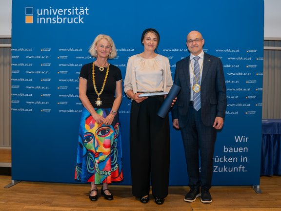 im Bild: Rektorin Veronika Sexl, Maja Šrut, Laudator Vizerektor Gregor Weihs
