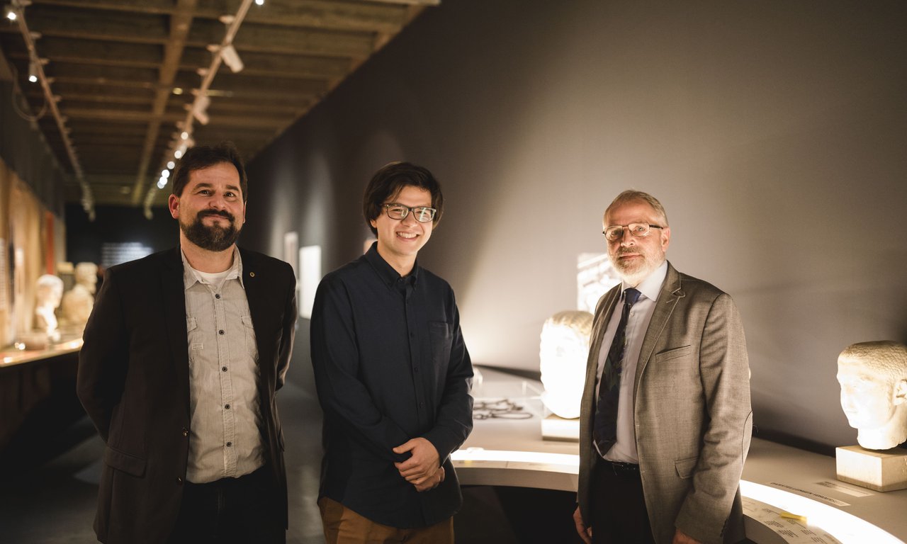 Florian M. Müller (Leiter des Archäologischen Universitätsmuseums), Daniel Haumer BA (Archäologisches Universitätsmuseum) und Mag. Wolfgang Sölder (Leiter der Archäologischen Sammlung, Tiroler Landesmuseum Ferdinandeum) bei der Eröffnung